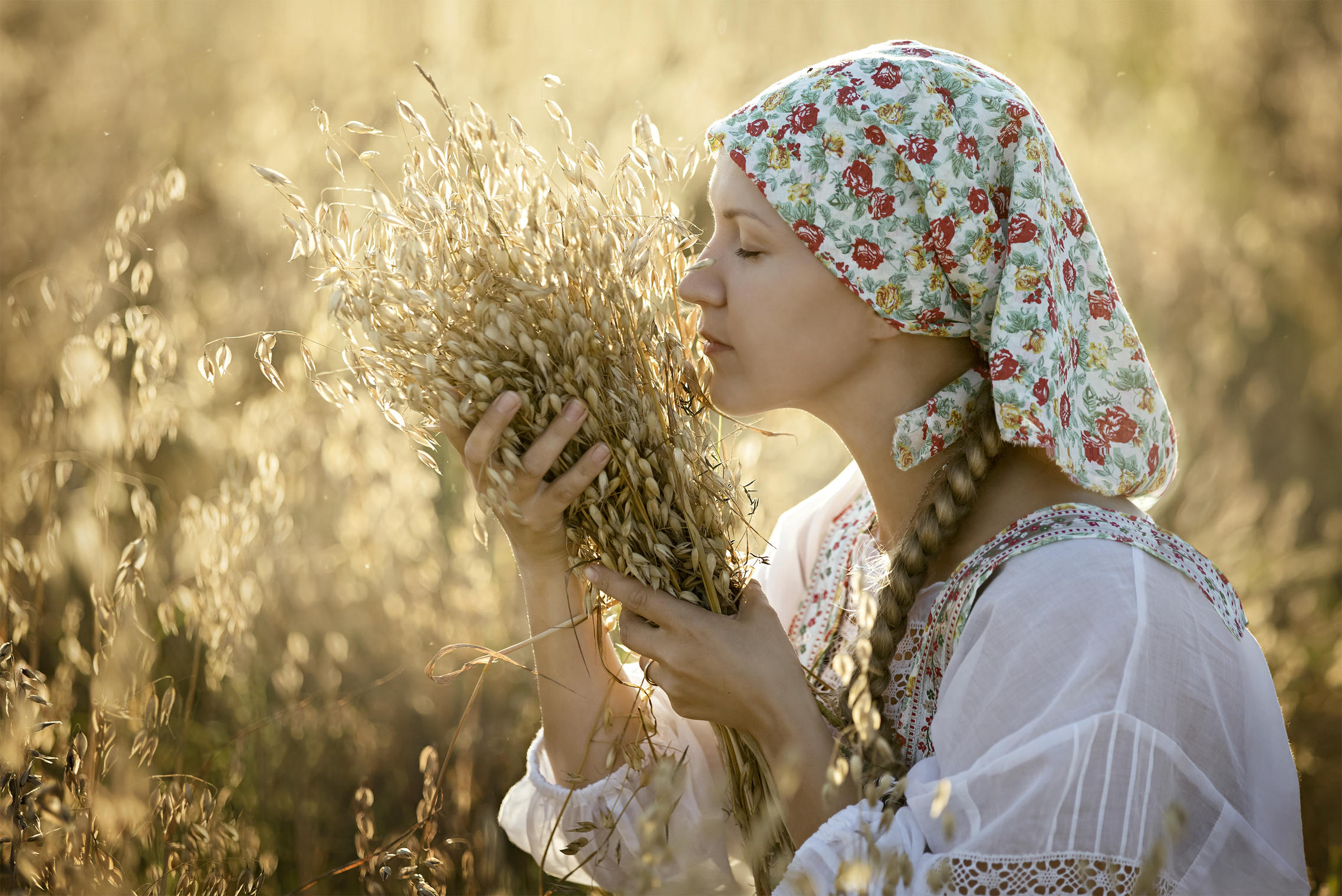Photo Women in Slavic costumes in Doha